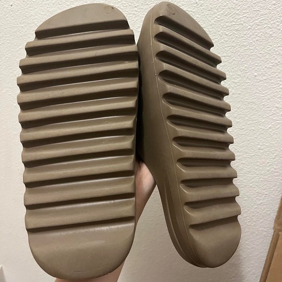 Yeezy Slides Earth Brown - Picture 2 of 3